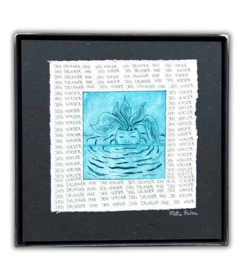 Hele kunstværket "Jeg drukner ikke – jeg vokser" med blå collografi tryk af en kvindeskikkelse i vand og gentagne håndskrevne sætninger omkring motivet.