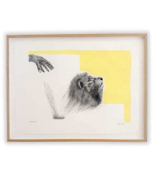 Kulværk med en hånd, en springende bevægelse og et løvehoved mod en gul baggrund, indrammet i egetræ.