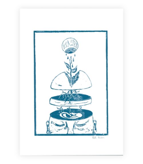 Linoleumstryk i blå på hvidt papir med titlen Personlig vækst. Kunstværket viser en stiliseret menneskefigur med en opdelt skal, hvor en plante vokser op gennem lagene og bliver vandet af et øje. Rødderne spreder sig gennem figuren, og et øre er synligt i den nederste del. Hele motivet er indrammet af en blå rektangulær kant.