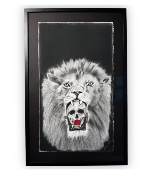 Kulværk af en løve med åben mund, hvor et kranie holder en rød rose. Hængt i sort ramme på sort baggrund.