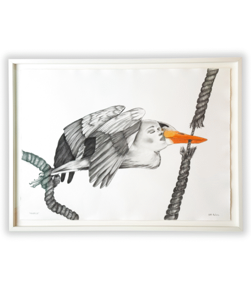 Kunstværket "Frigørelse" i hvid ramme, en blanding af hejre og menneske, der bryder ud af reb som symbol på transformation og frihed.