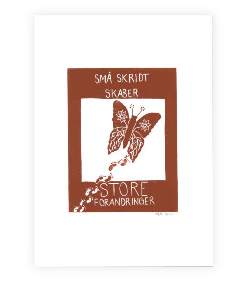 Linoleumstryk i brændt siena med en sommerfugl og fodspor samt teksten “Små skridt skaber store forandringer” – et varmt symbol på mod, forandring og håb.